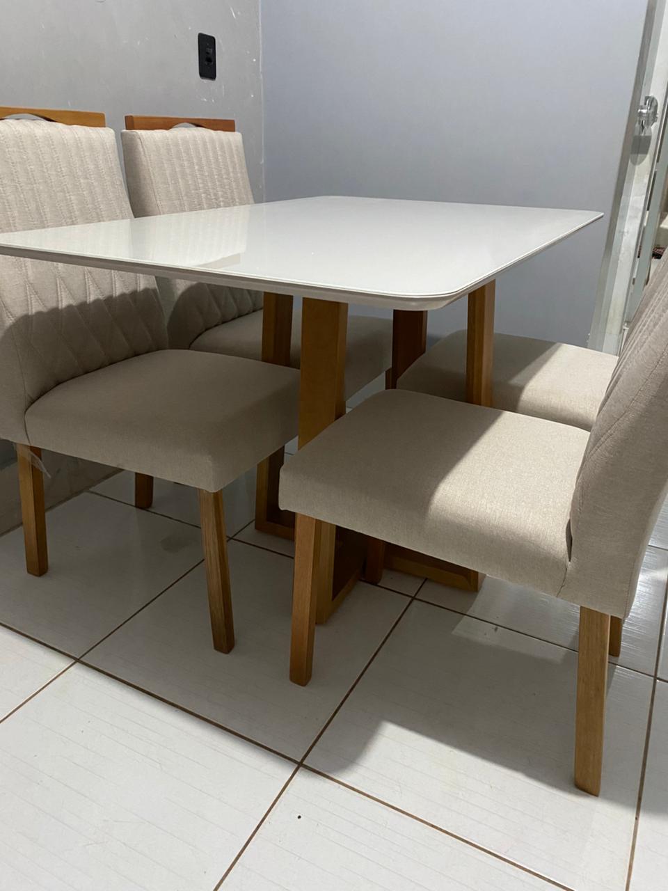 Mesa de jantar Giro e Silva